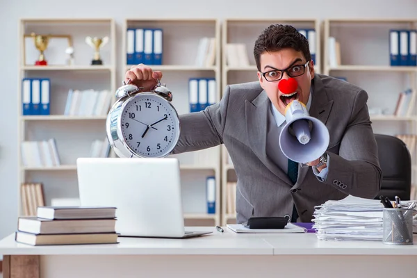 Palyaço işadamı elinde megafonla ofiste kızgın.