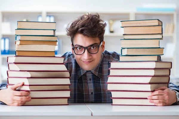 Nörd rolig student förbereder sig för universitetsprov — Stockfoto