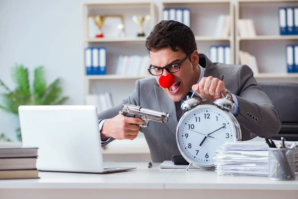 Ofiste çalışan palyaço işadamı sinirli bir...