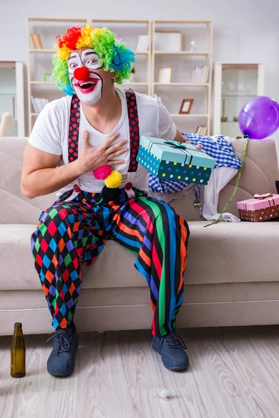 Opilý klaun slaví párty doma — Stock fotografie
