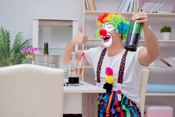 Sarhoş palyaço evde parti veriyor.