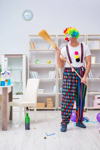 Palhaço engraçado fazendo limpeza em casa — Fotografia de Stock