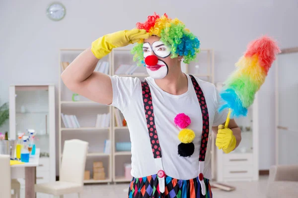 Palhaço engraçado fazendo limpeza em casa — Fotografia de Stock