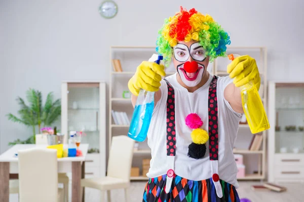 Palhaço engraçado fazendo limpeza em casa — Fotografia de Stock