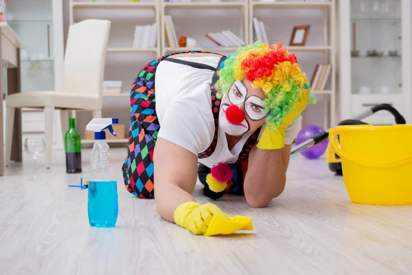 Drôle clown faire nettoyage à la maison — Photo