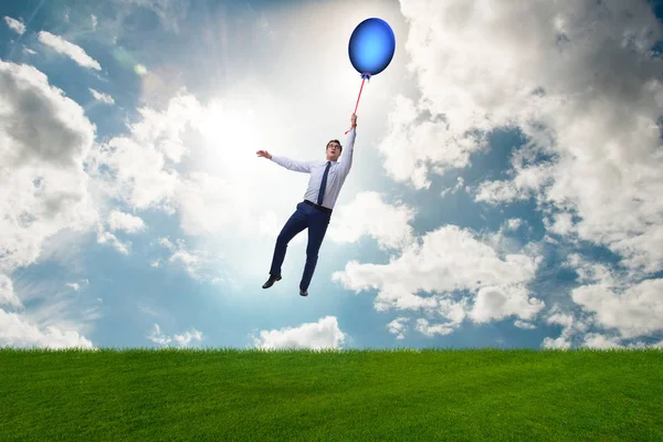 Бізнесмен літає повітряними кулями в яскравий день — стокове фото