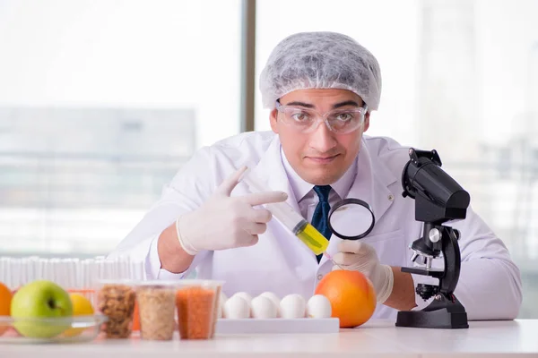 Expertos en nutrición prueban productos alimenticios en laboratorio —  Fotos de Stock