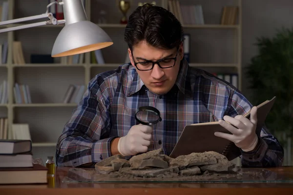 Archeoloog werkt laat in de avond in het kantoor — Stockfoto