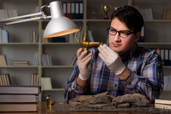 Archeoloog werkt laat in de avond in het kantoor — Stockfoto