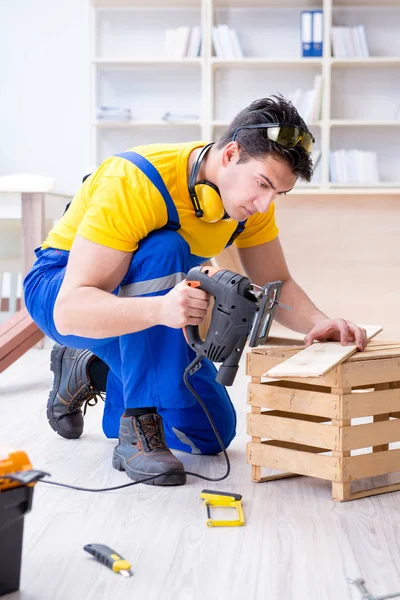 Reparador carpintero cortando aserrar una tabla de madera con un electr — Foto de Stock