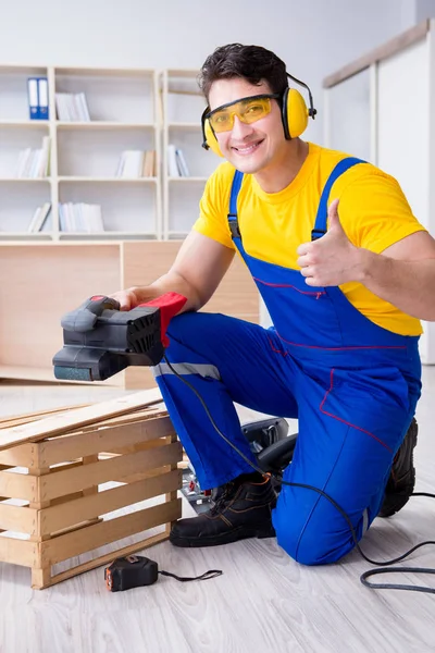 Schreiner poliert eine Holzplatte mit einem Elektroschocker — Stockfoto