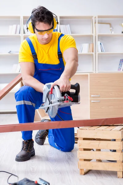 Tamirci marangoz. Dolaşım halindeki tahta testereyi kesiyor.