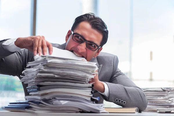 Empresario enojado ocupado con montones de papel — Foto de Stock