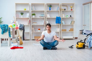 Adam evi temizliyor.