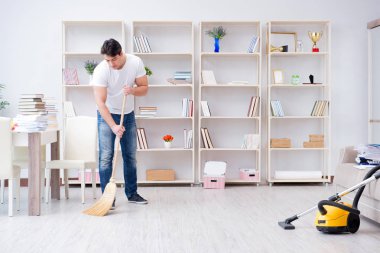 Adam evi temizliyor.