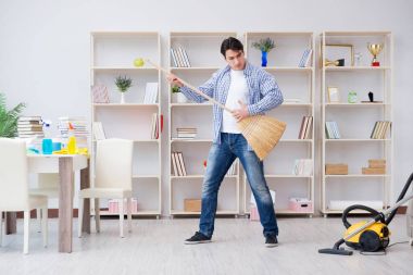 Adam evi temizliyor.