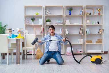 Adam evi temizliyor.