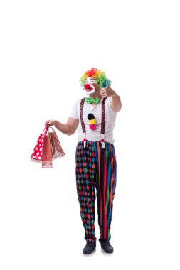 Beyaz arka planda alışveriş torbaları olan komik bir palyaço.