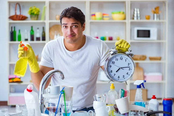 Mens die zich niet houdt aan de termijnen voor huishoudelijke taken — Stockfoto