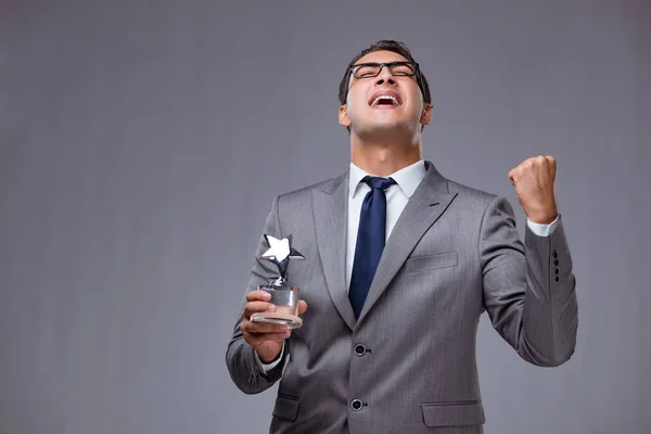 Empresario celebración de premio estrella en concepto de negocio — Foto de Stock