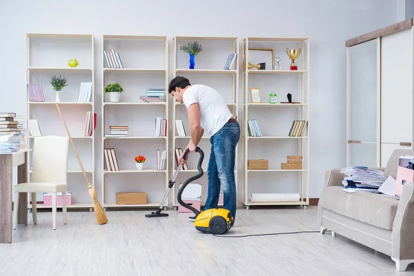 Hombre haciendo limpieza en casa —  Fotos de Stock