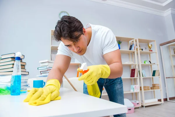 Ο άνθρωπος κάνει καθαρισμό στο σπίτι — Φωτογραφία Αρχείου