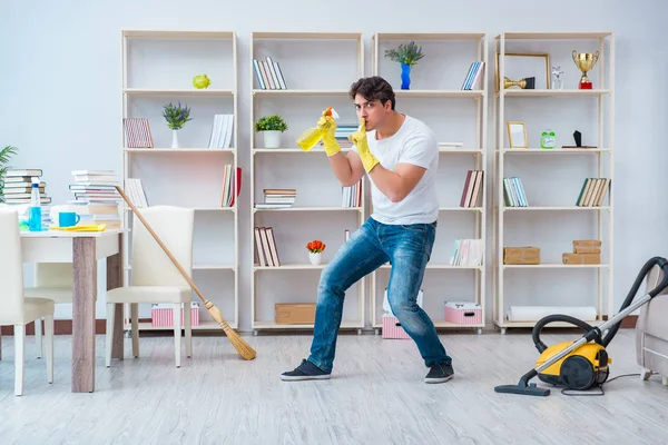 Homem fazendo limpeza em casa — Fotografia de Stock