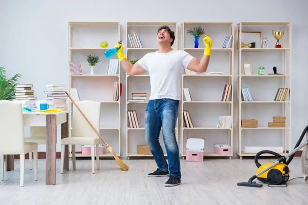 Uomo che fa pulizia a casa — Foto Stock