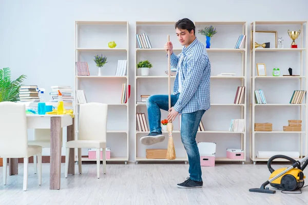 Homem fazendo limpeza em casa — Fotografia de Stock