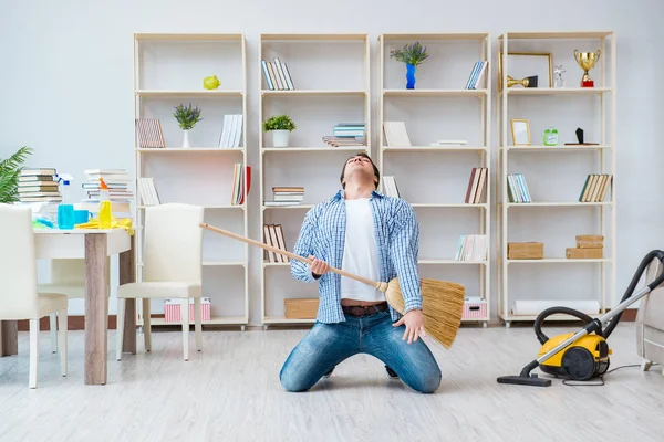 Han städar hemma. — Stockfoto