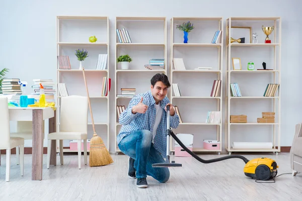 Hombre haciendo limpieza en casa —  Fotos de Stock