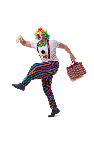 Grappige clown met boodschappentassen geïsoleerd op witte achtergrond — Stockfoto