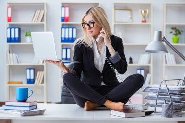 İş kadını ofiste meditasyon yaparken hayal kırıklığına uğradı