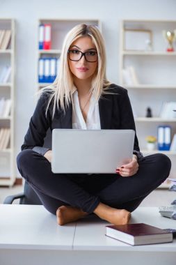 İş kadını ofiste meditasyon yaparken hayal kırıklığına uğradı