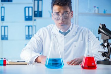 Laboratuvarda çalışan çılgın bir kimyager.