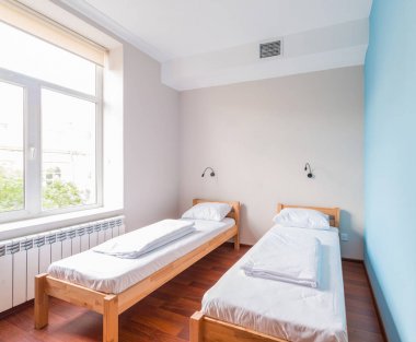 Oteldeki ikiz yatak odası.