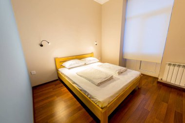 Otelde çift kişilik yatak.