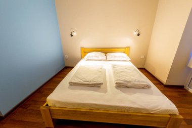 Otelde çift kişilik yatak.