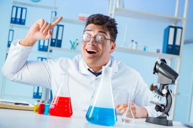 Laboratuvarda çalışan çılgın bir kimyager.