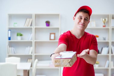 Postacı bir paket teslim ediyor.