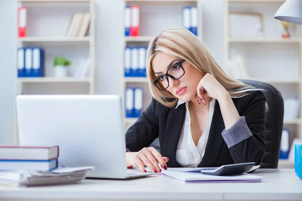 Businesswoman working on laptop at the desk in the office — Stock Photo, Image