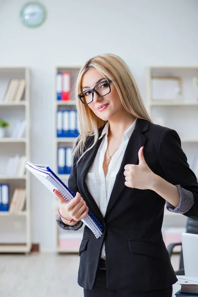 Jeune assistante de bureau au bureau — Photo