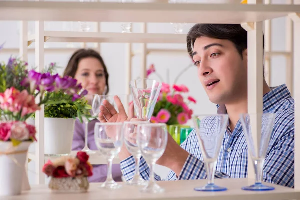 Genç aile dükkandan alışveriş yapıyor.