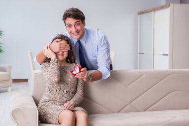 Evlilik teklifi yapan bir adamın romantik konsepti.