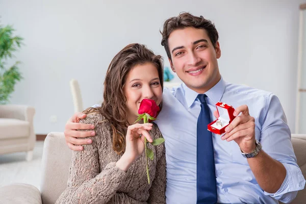 Evlilik teklifi yapan bir adamın romantik konsepti.