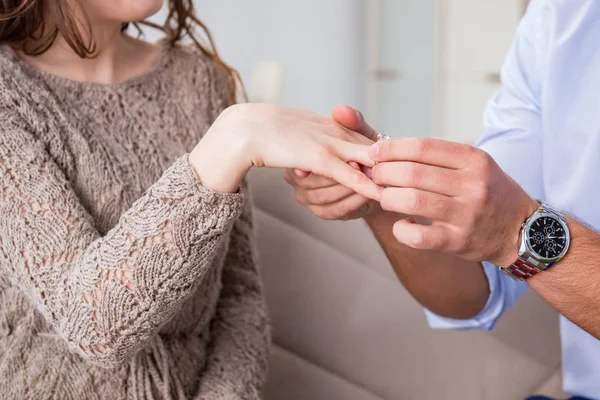 Concepto romántico con el hombre haciendo propuesta de matrimonio —  Fotos de Stock