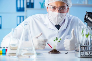 Laboratuvarda bilim adamıyla biyoteknoloji kavramı