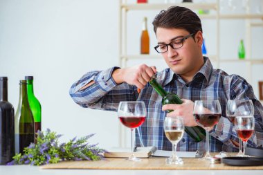 Profesyonel şarap garsonu kırmızı şarap tadıyor.