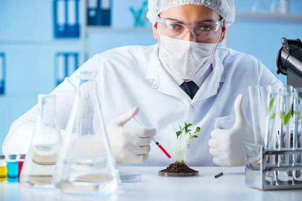 Concepto de biotecnología con científico en laboratorio —  Fotos de Stock