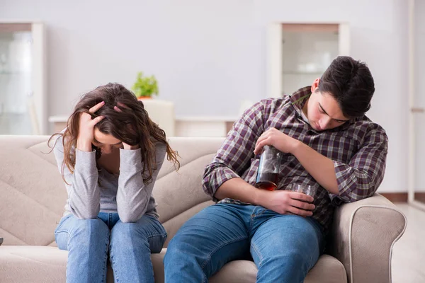 Trinkproblem betrunkener Mann in einer jungen Familie — Stockfoto